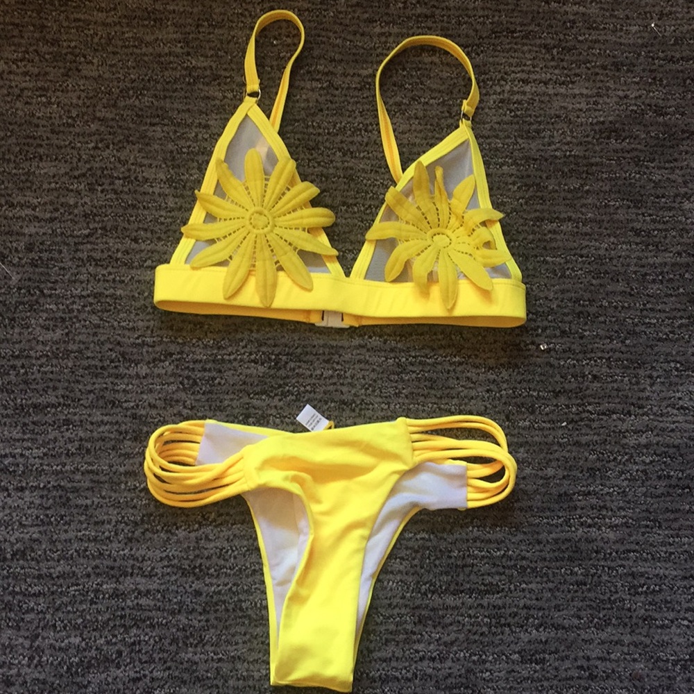 Yellow bikini - Picture 2 of 2